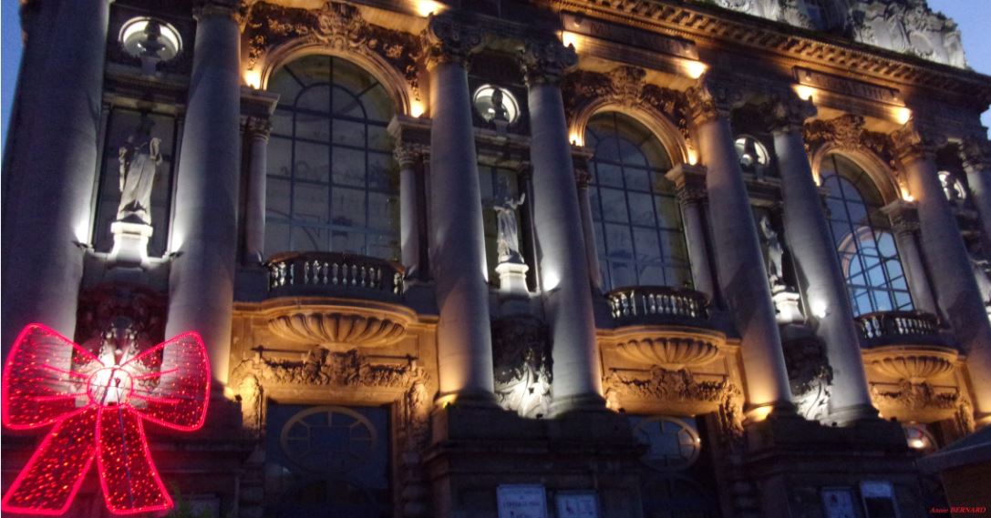 La façade du théâtre joliment éclairée en cette fin d'année 2019