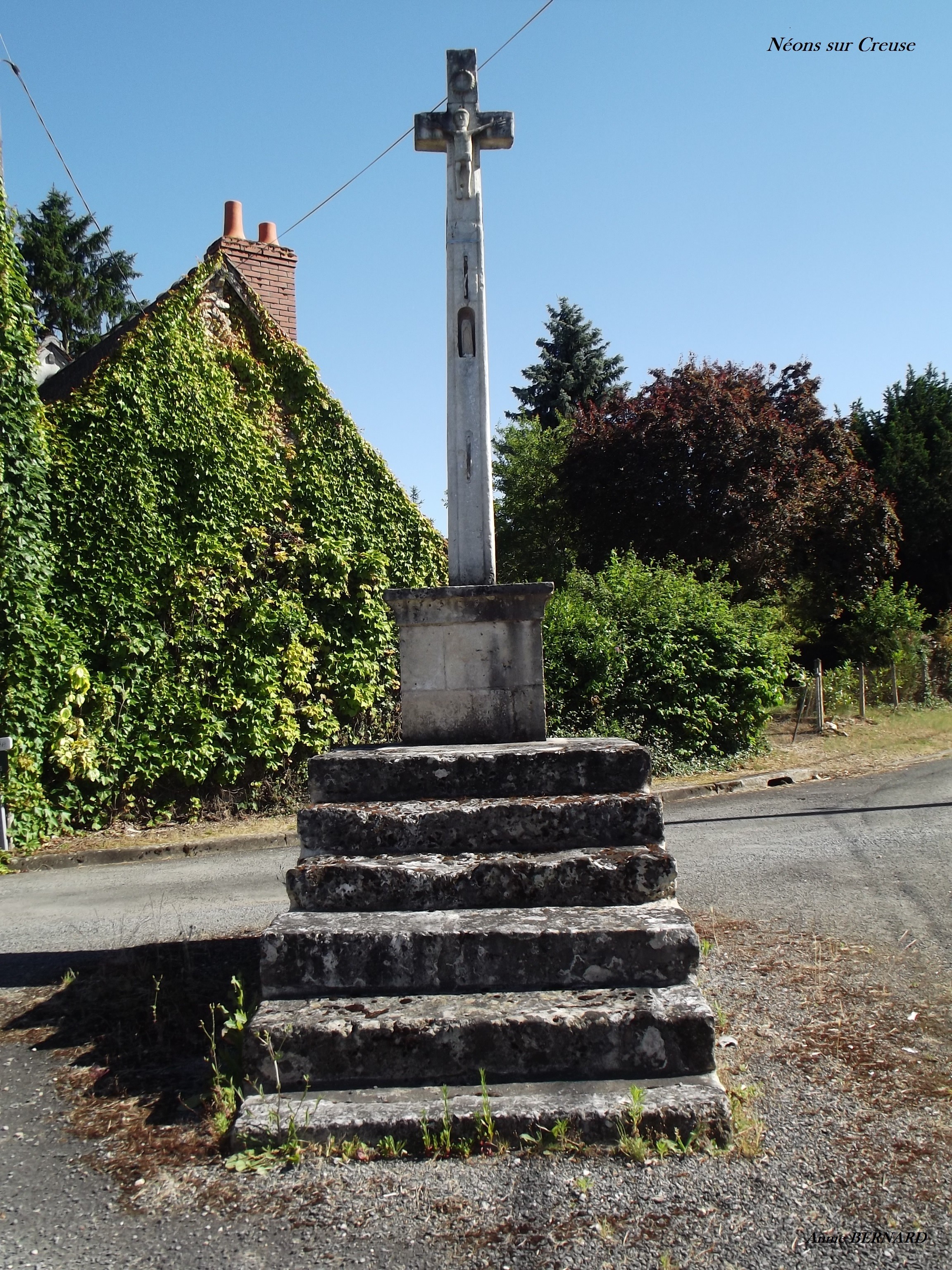 La croix du haut du bourg située rue de la Vieille Croix