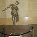 Sculpture en dentelle inox de Sacha Fasquel dans le hall de la mairie de Calais