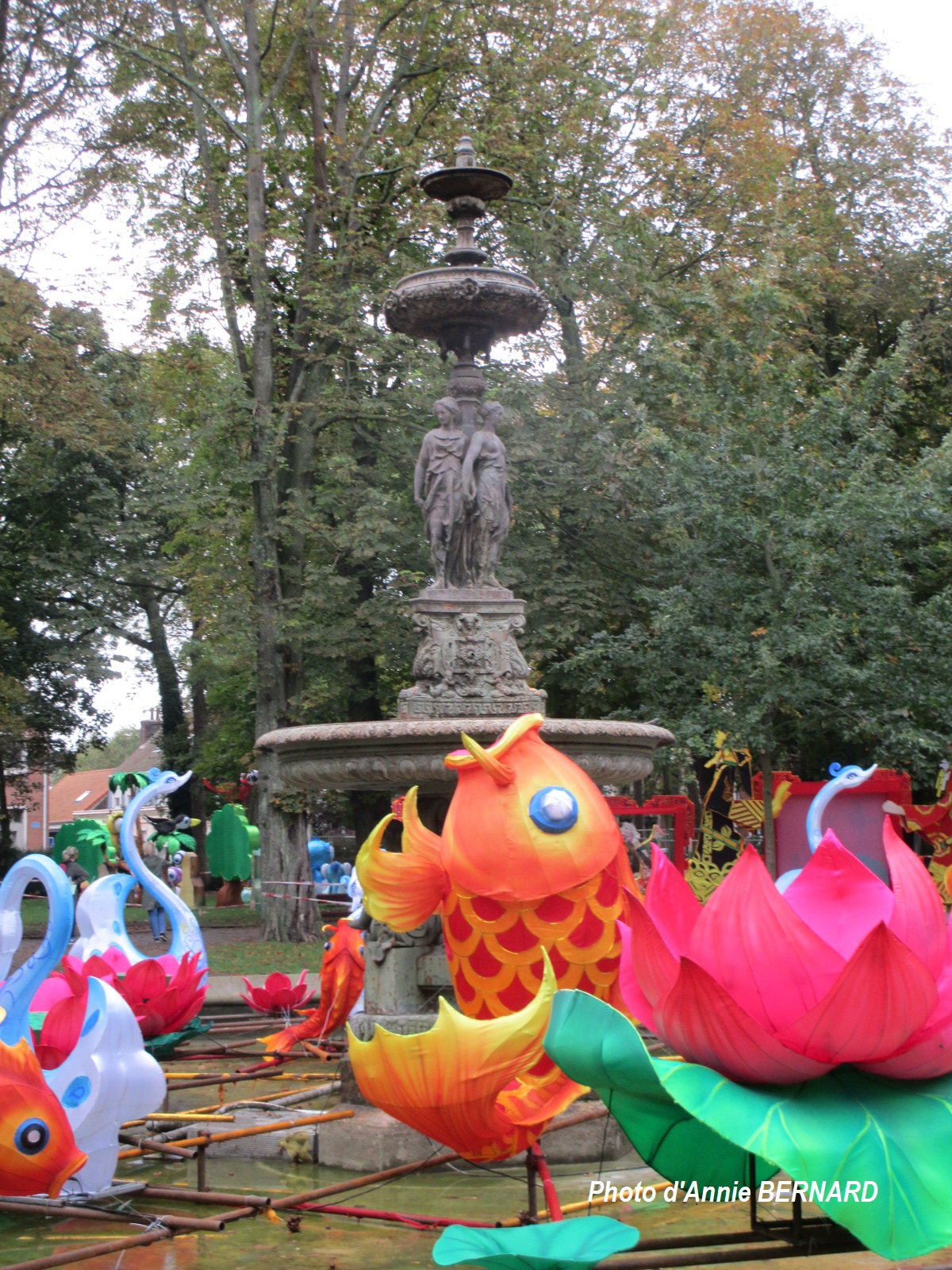La fontaine et un décor chinois pour des fêtes de fin d'année dans le passé