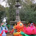 La fontaine et un décor chinois pour des fêtes de fin d'année dans le passé