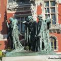  Les six Bourgeois de Calais devant la mairie de la ville