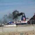Panache de fumée noire au dessus du port de Calais