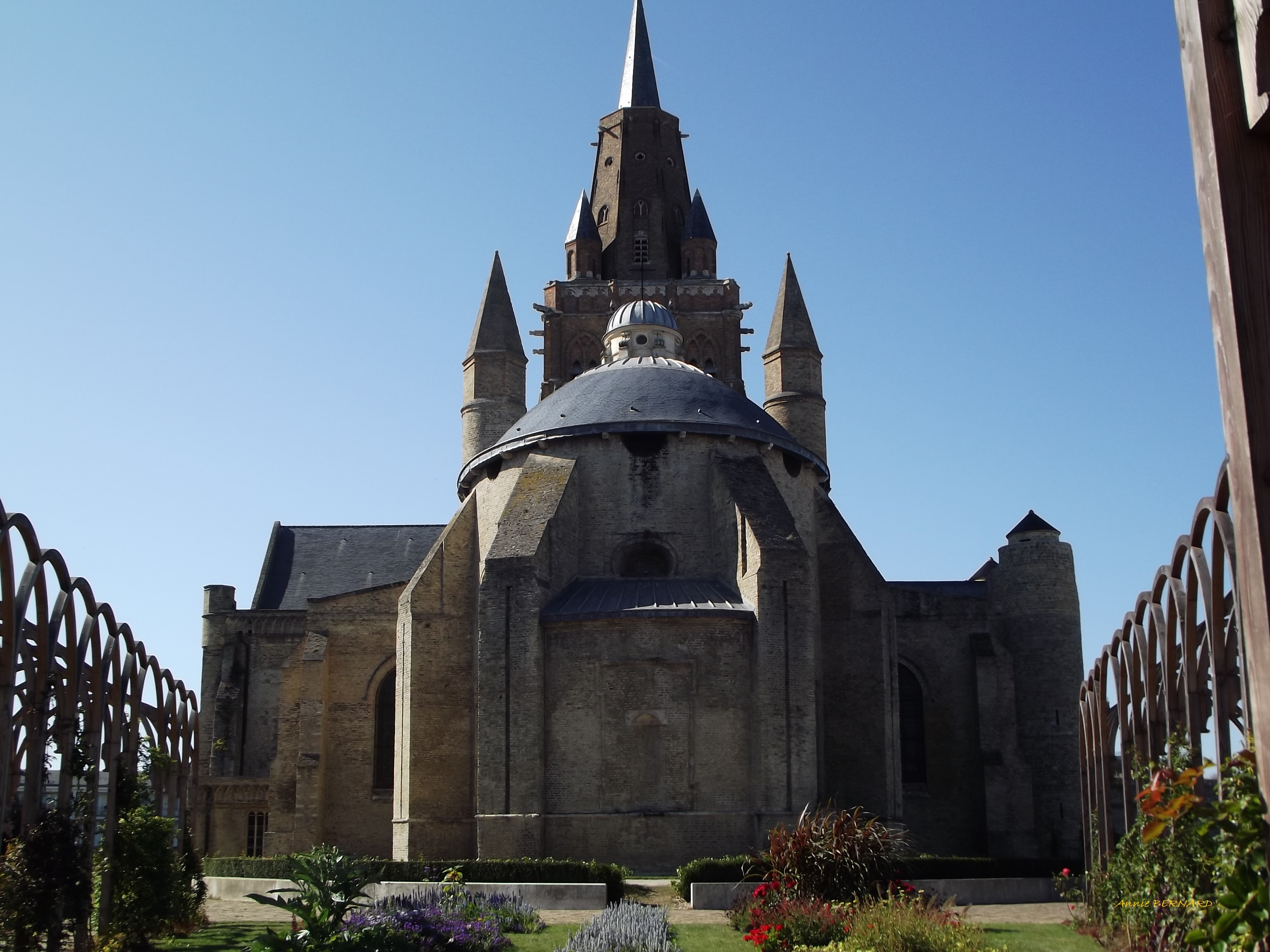L'arrière de l'église Notre-Dame de Calais et son jardin Tudor