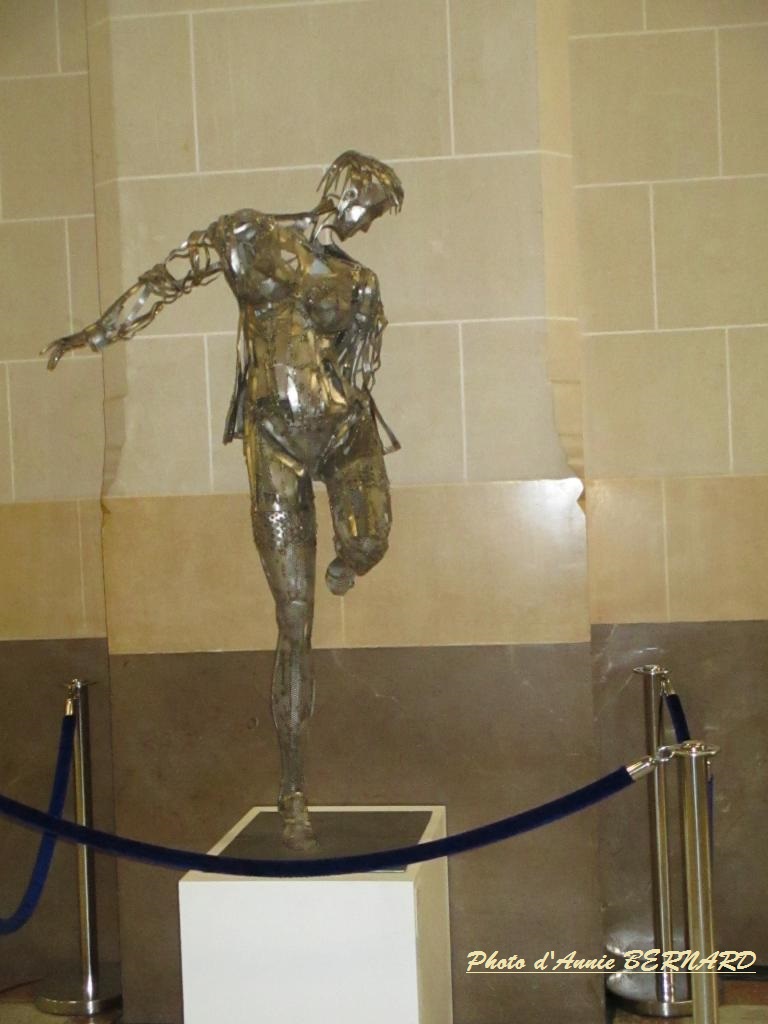 Sculpture en dentelle inox de Sacha Fasquel dans la mairie de Calais