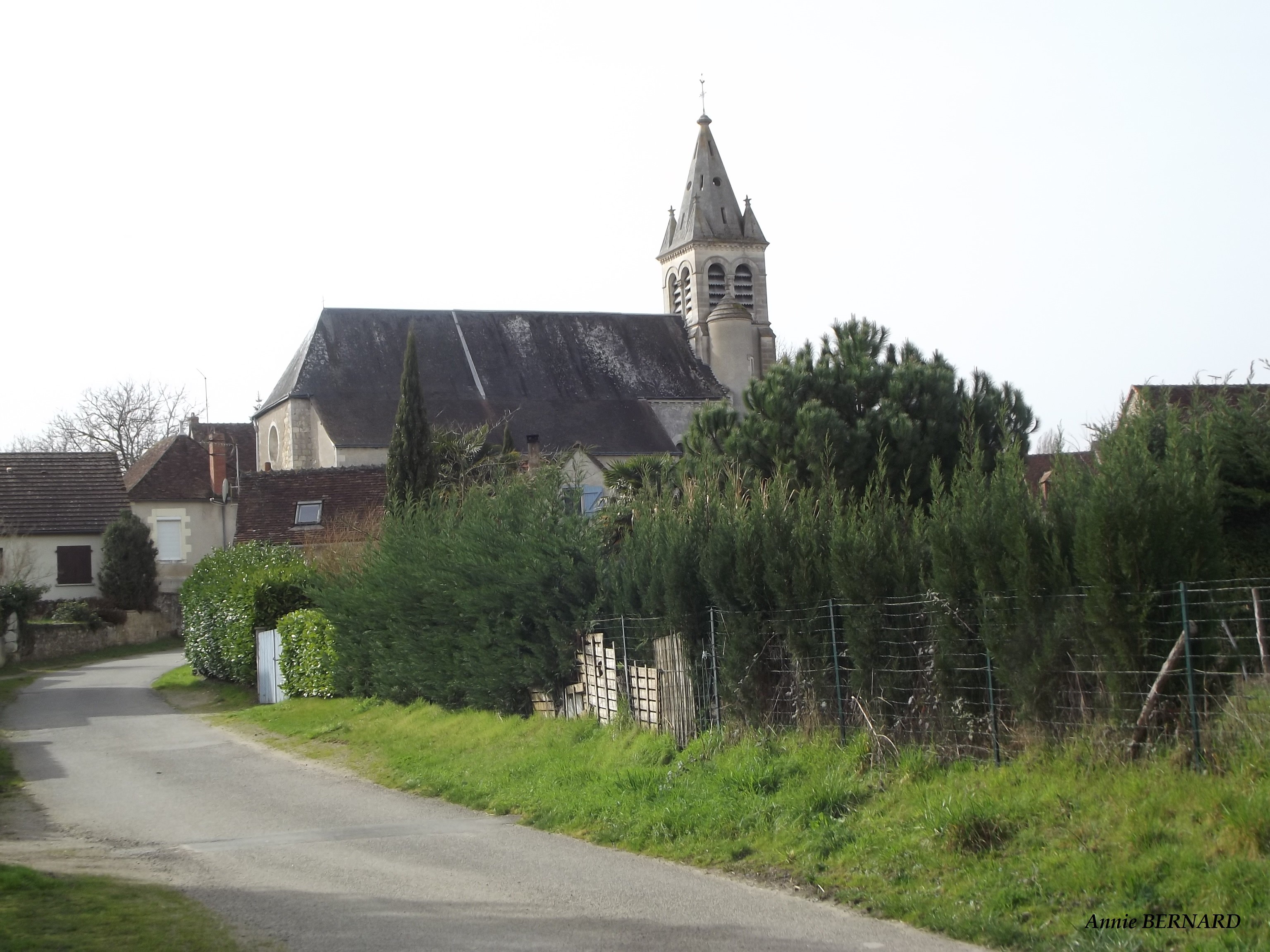Vue sur l'église Saint-Vincent de Néons sur Creuse dans le Centre Val de Loire