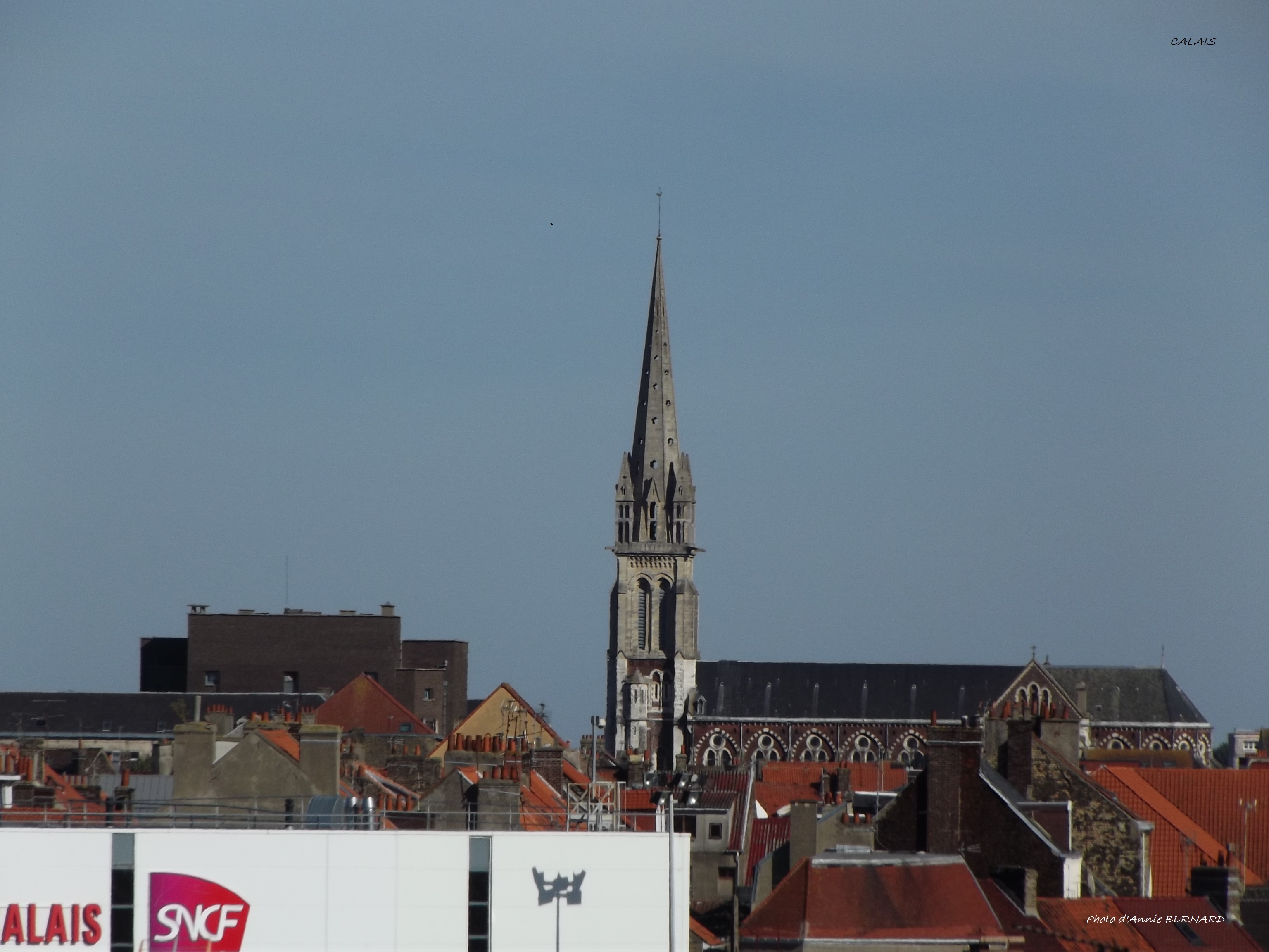 Au loin, clocher de l'église Saint-Pierre et vue sur le haut de la bourse du travail