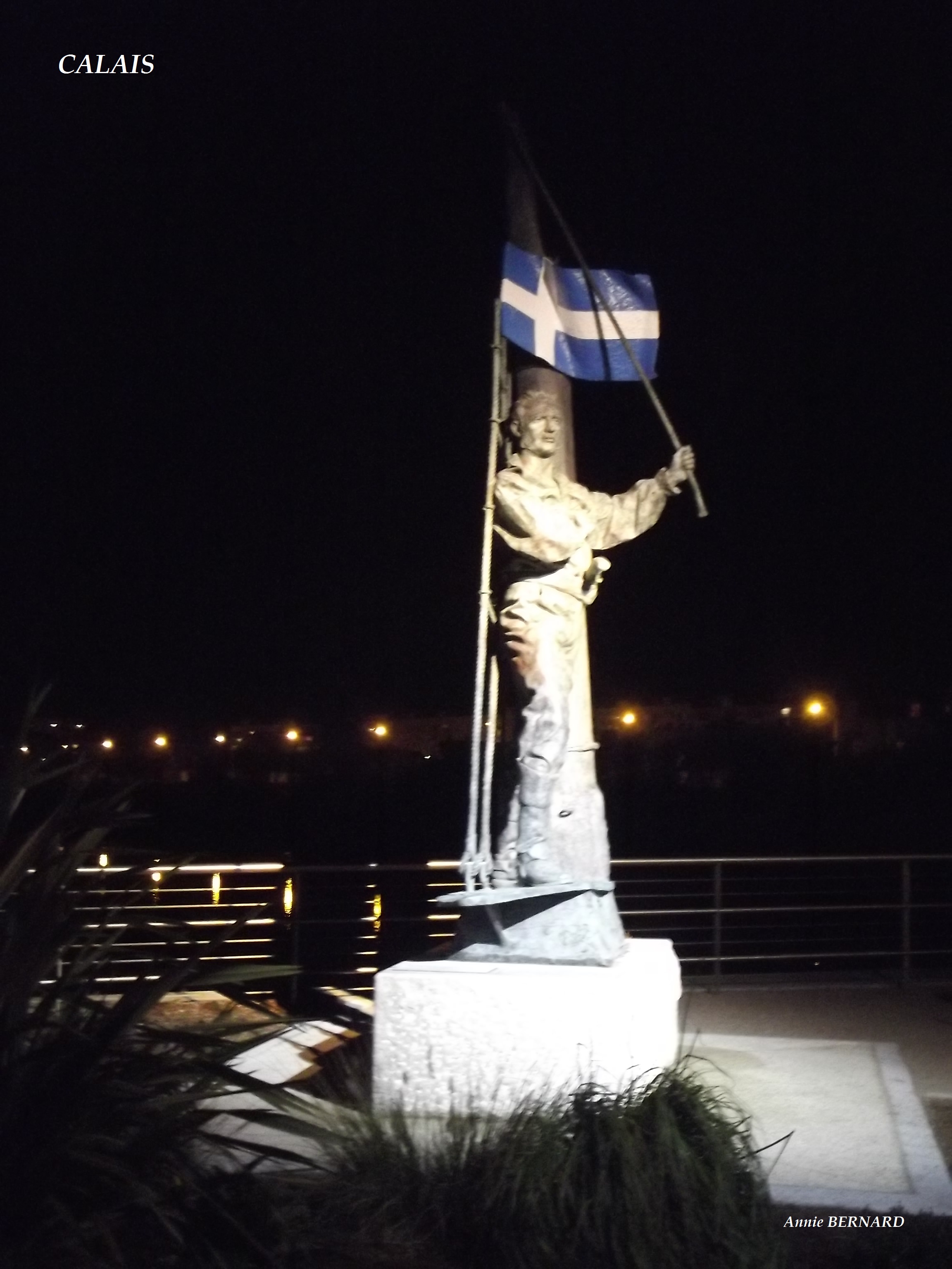Statue placée devant la marina