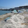 Filets de pêche sur un quai du Courgain maritime à Calais