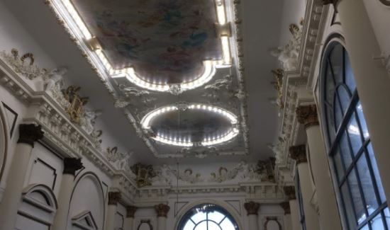 Plafond de la salle de bal, à l'étage, restauré en 2019