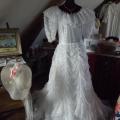 Jolie robe de mariée avec de la fine dentelle