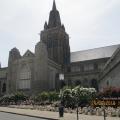 Eglise Notre-Dame de Calais agréablement fleurie