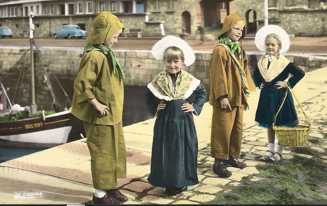 Carte postale d'autrefois, enfants avec des costumes folkloriques du courgain maritime