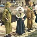 Carte postale d'autrefois, enfants avec des costumes folkloriques du courgain maritime