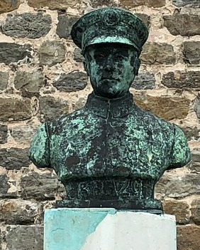 Buste de l'aviateur Brazy Gilbert devant le fort Risban