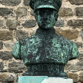 Buste de l'aviateur Brazy Gilbert devant le fort Risban