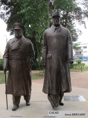 Dans le parc Richelieu, représentation des messieurs de Gaulle et Churchill