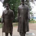 Dans le parc Richelieu, représentation des messieurs de Gaulle et Churchill