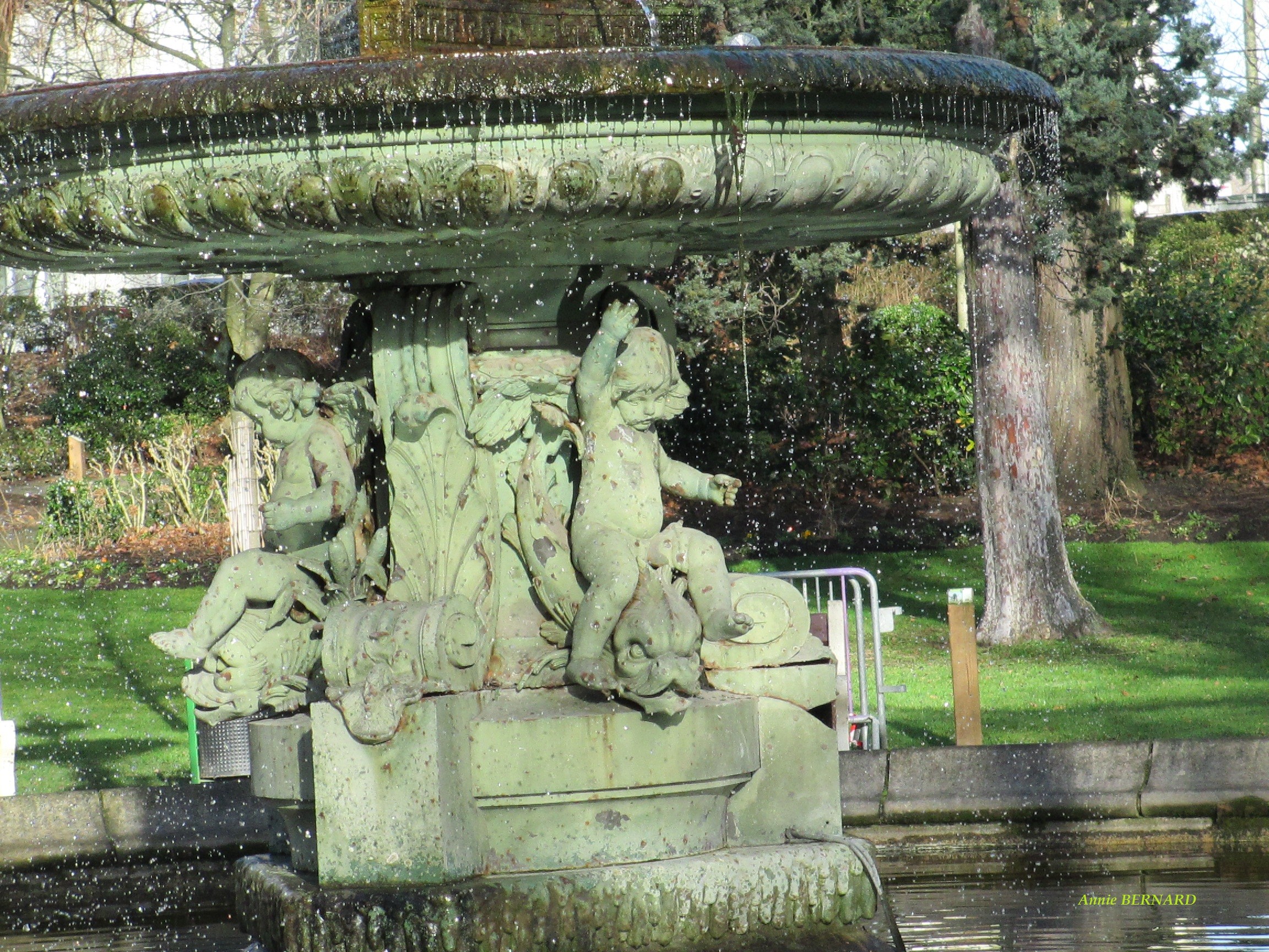 Fontaine datant de 1863 dans le bassin du parc Saint- Pierre