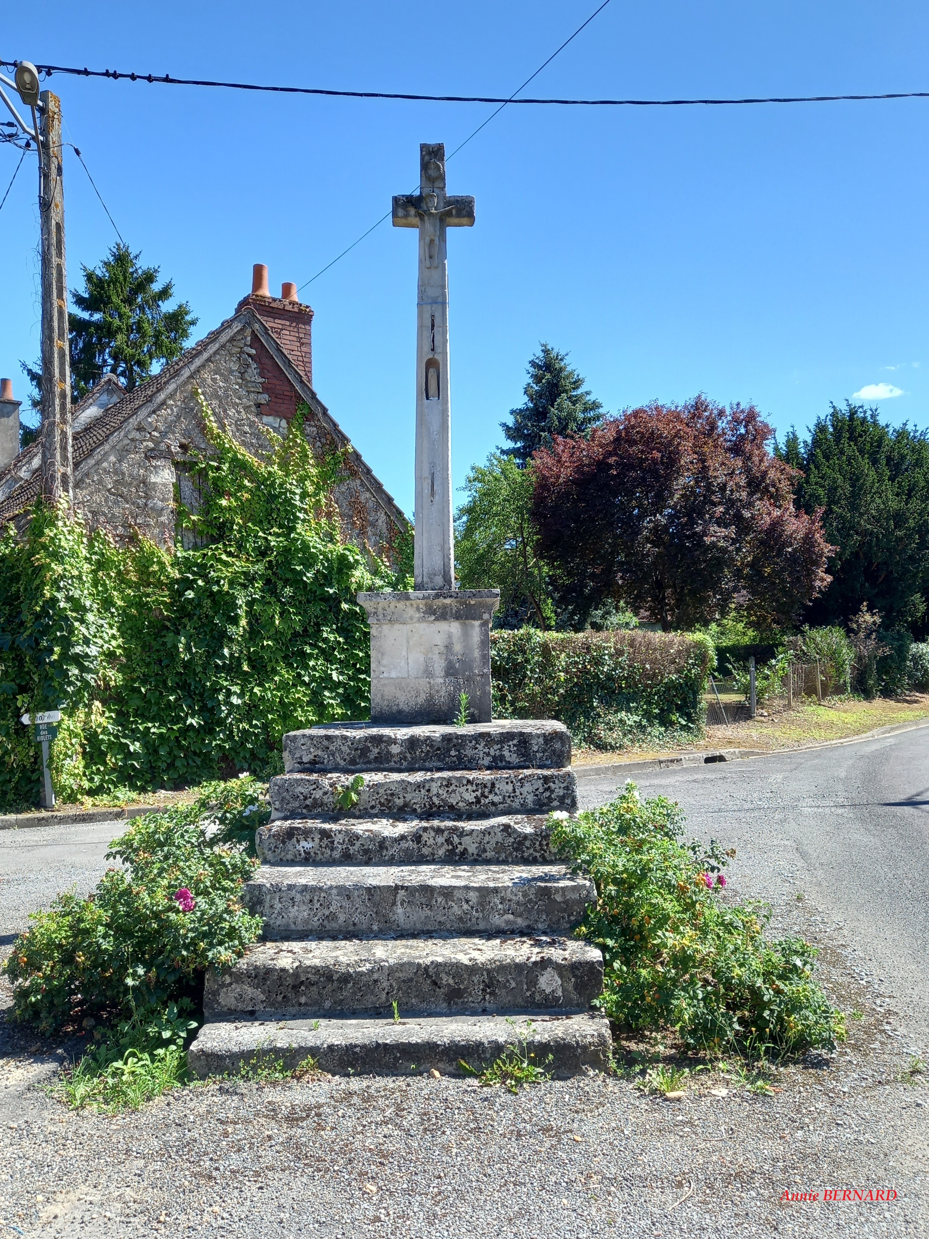 La croix située rue de la Vieille Croix à Néons sur Creuse