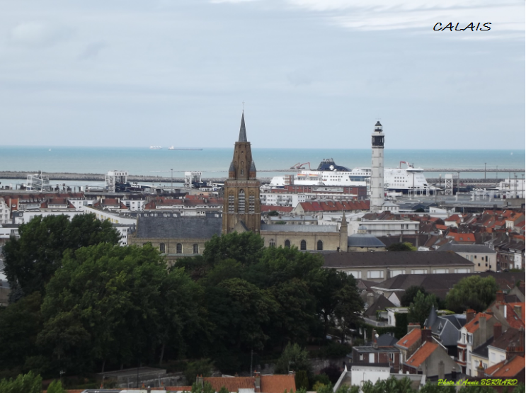 Le phare de Calais et le clocher de l'église Notre-Dame