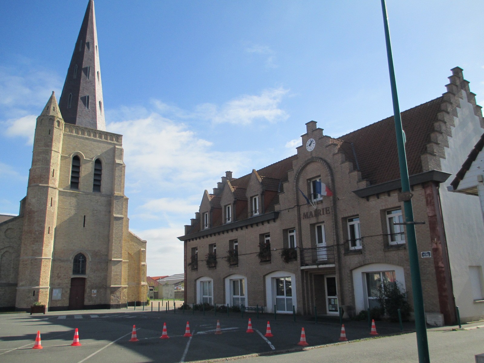 Mairie et Eglise de Oye- Plage