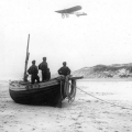 Pêcheurs regardant l'avion de Louis Blériot