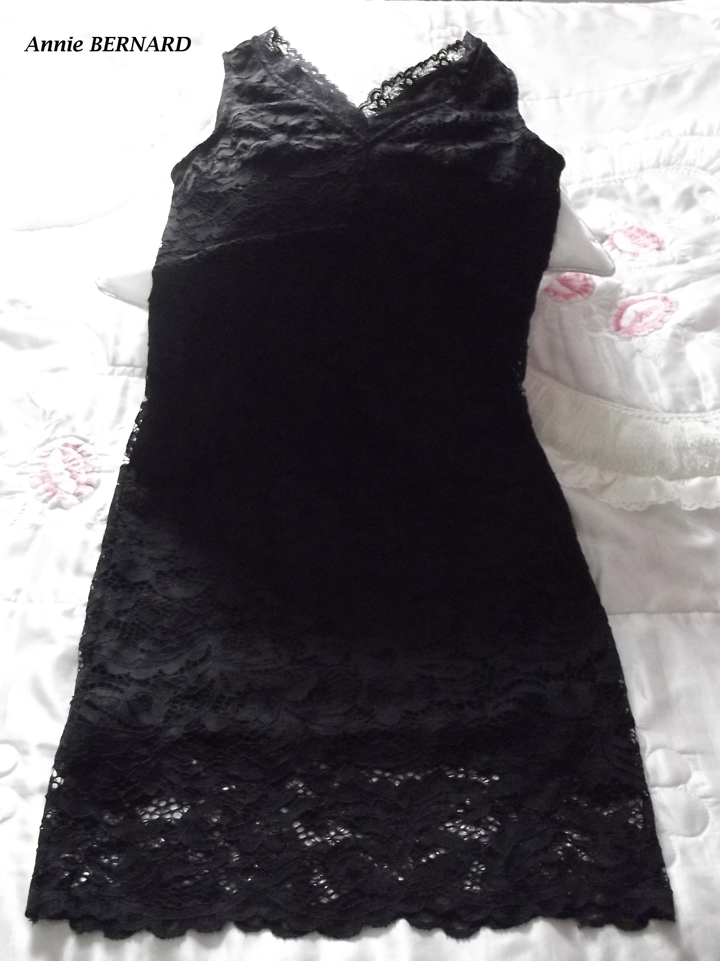 Petite robe noire sans manches en dentelle