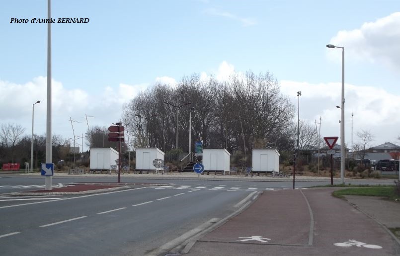 Un rond point de Calais avec des cabines de plages !