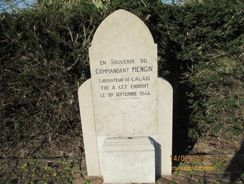 Stèle en souvenir du commandant Mengin à  l'entrée du quartier du Virval