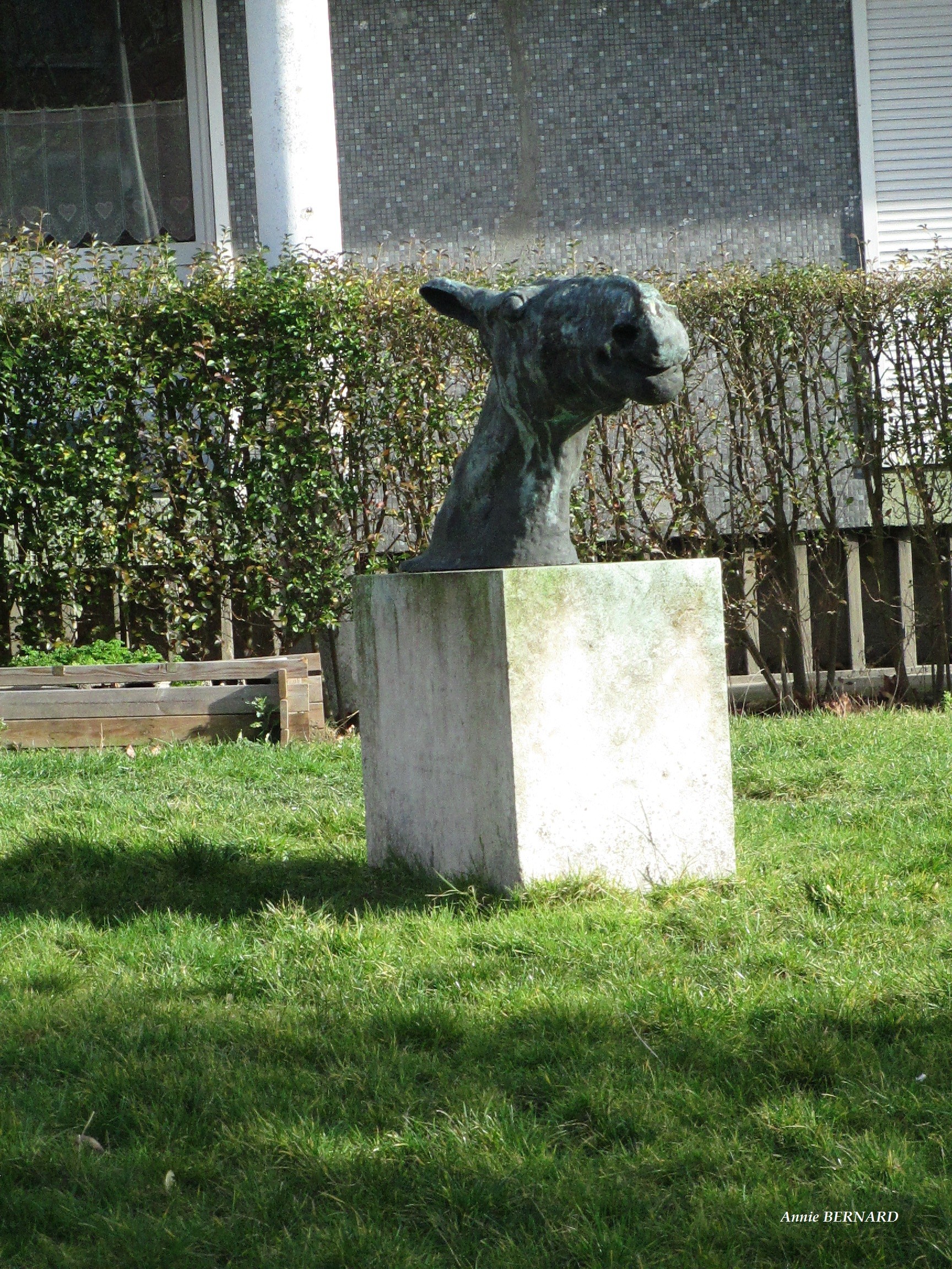 Tête de cheval du sculpteur Jean Roulland devant le collège Jean Jaurès