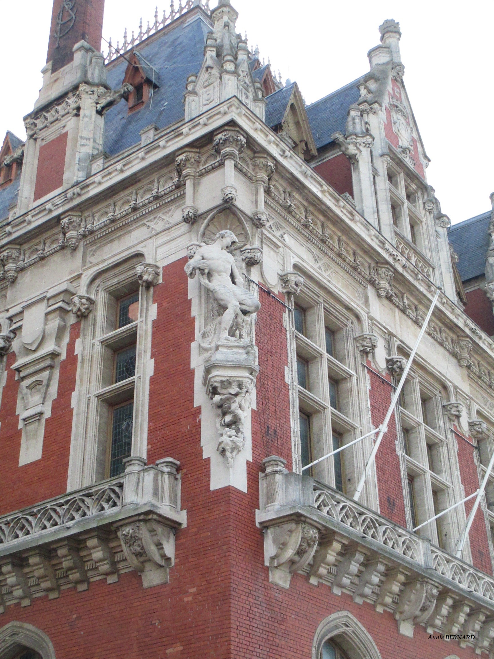 Une des façades de la mairie