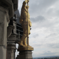 Une des quatre statues dorées représentant le duc de Guise en haut du beffroi