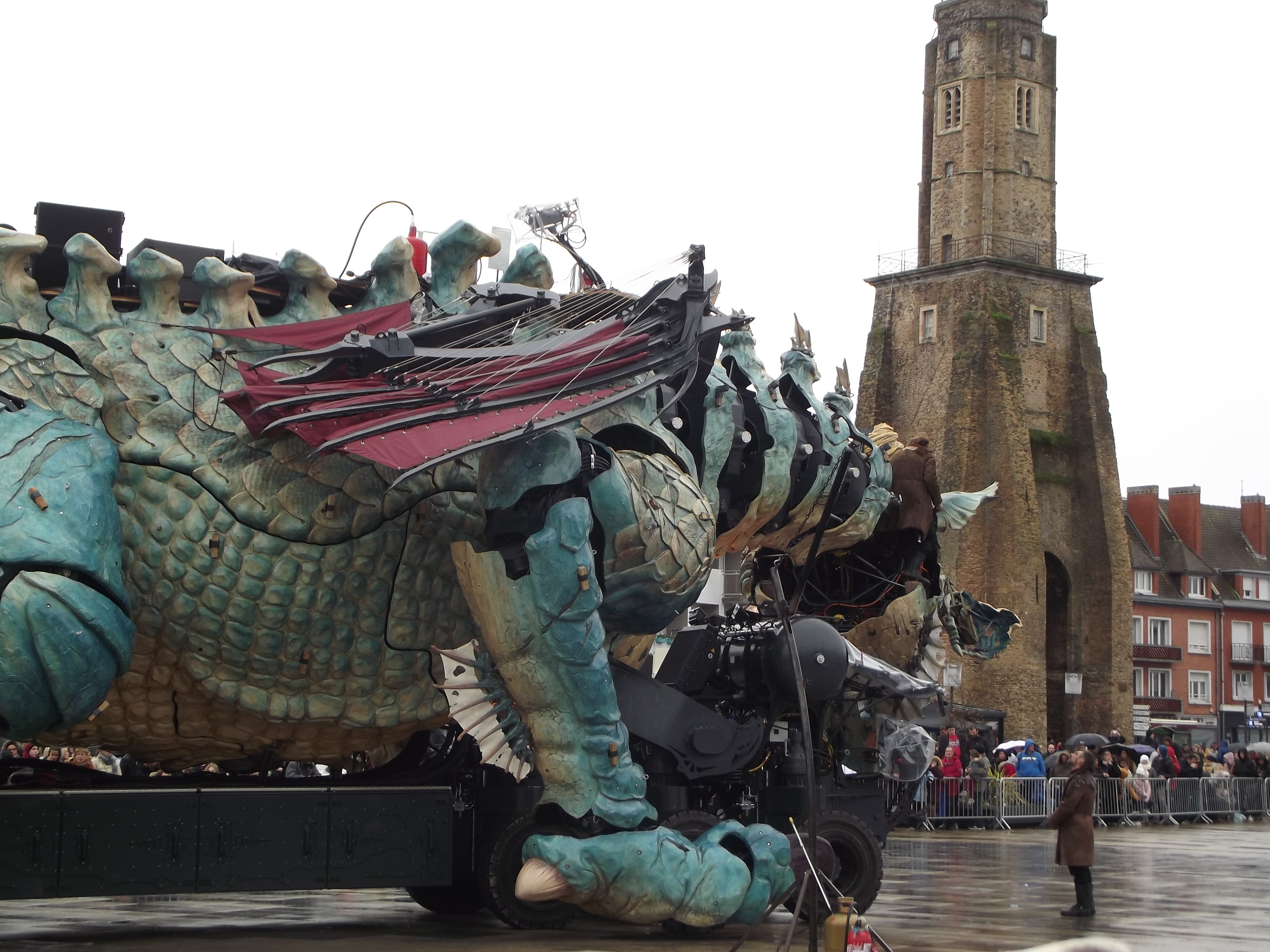 Le dragon et la tour du Guet à Calais