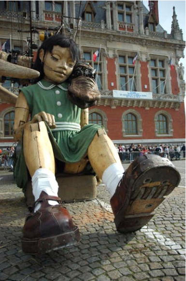 Autrefois, une petite géante était assise devant la mairie de Calais