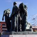 La signature de Rodin au pied des statues des Bourgeois