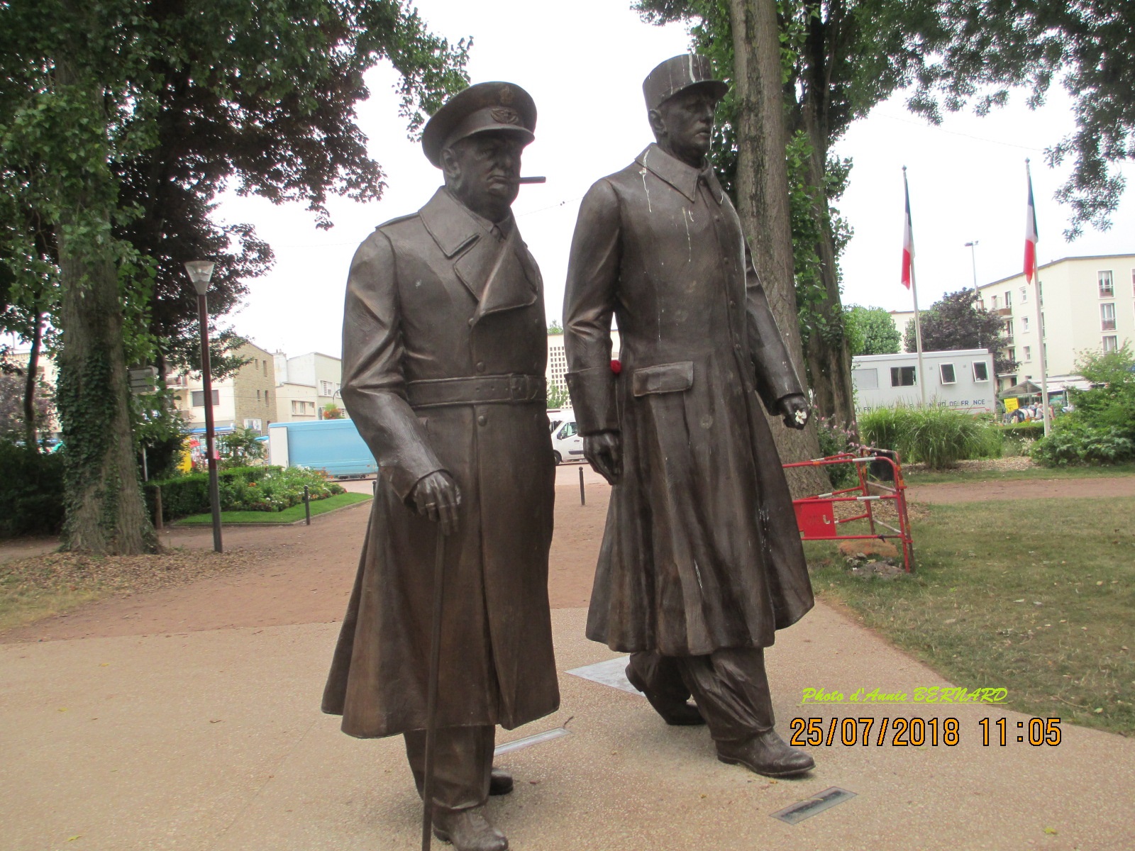 Messieurs De Gaulle et Churchill dans le parc
