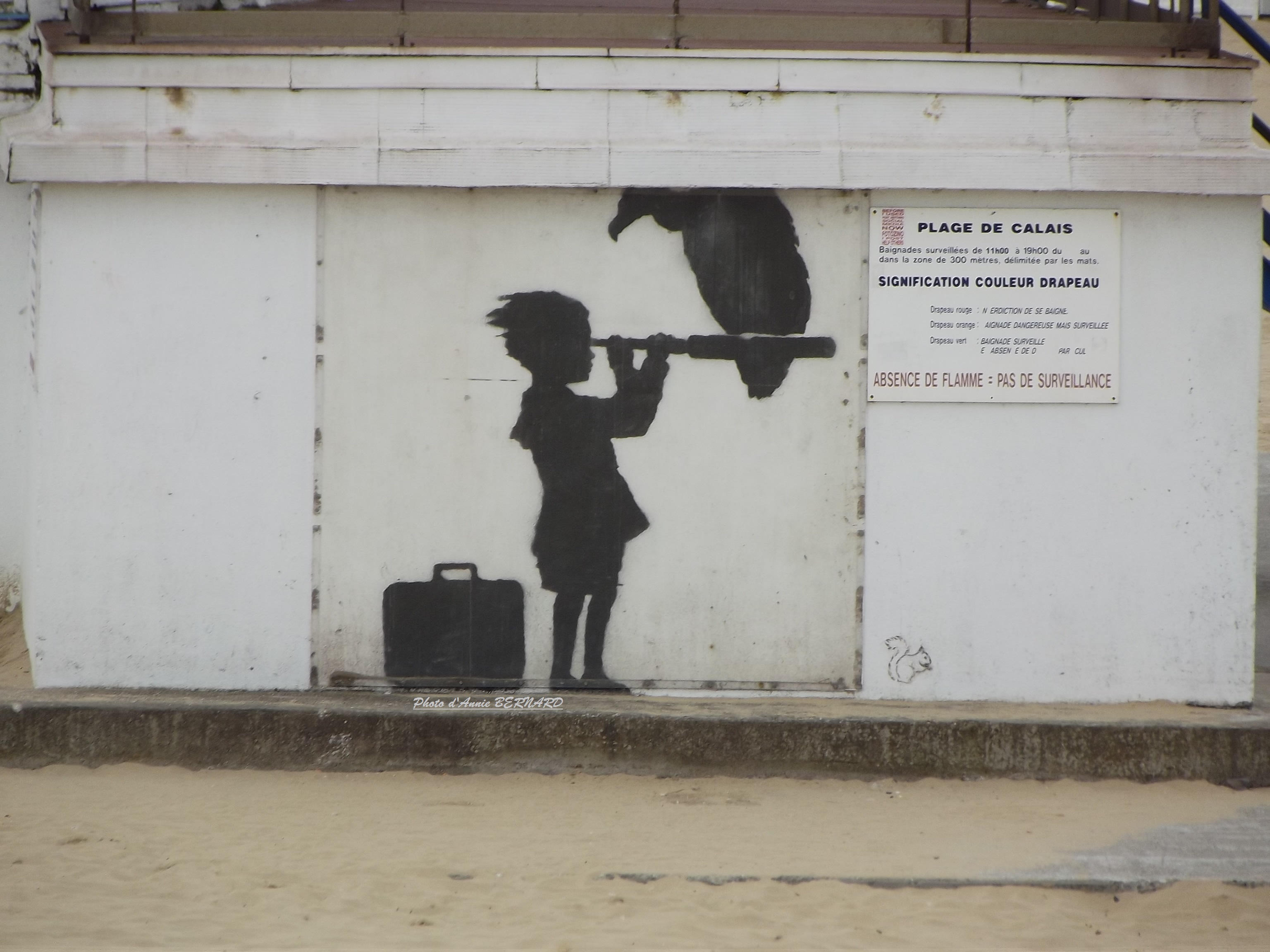 Oeuvre de Banksy à la plage de Calais