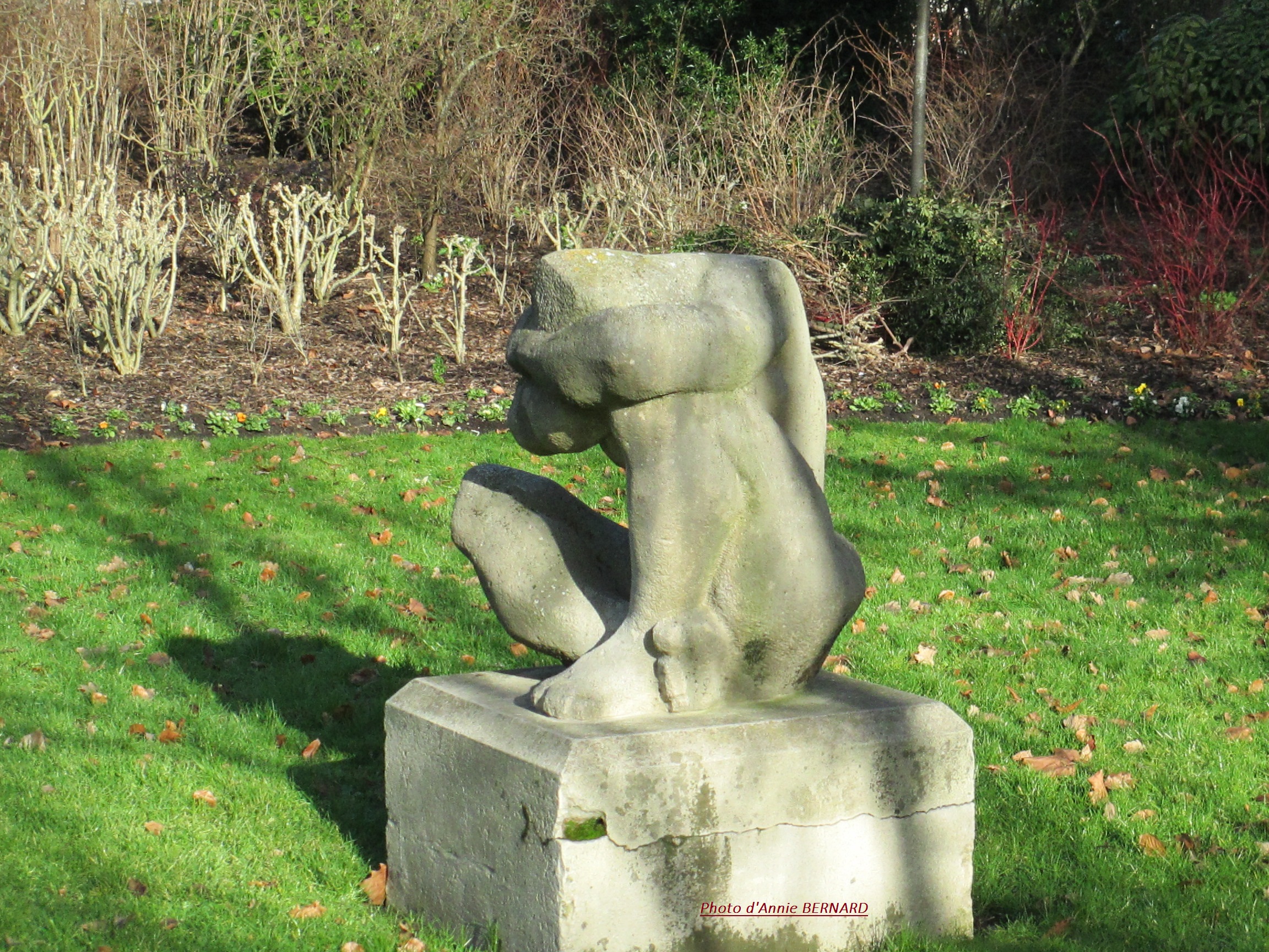 La statue: Le crépuscule du sculpteur Mougin datant de 1954