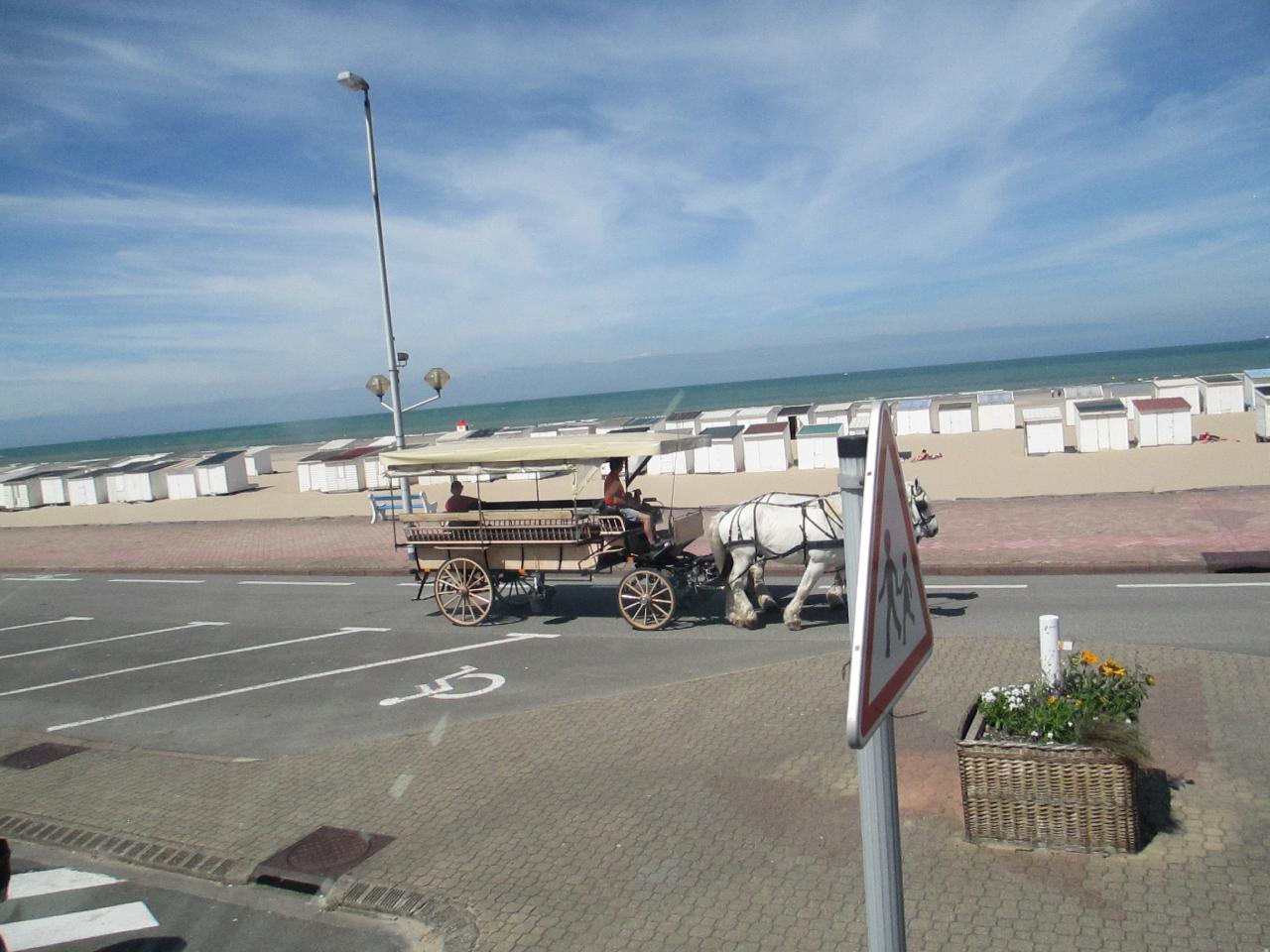 Promenade en calèche à la plage de Calais dans le passé