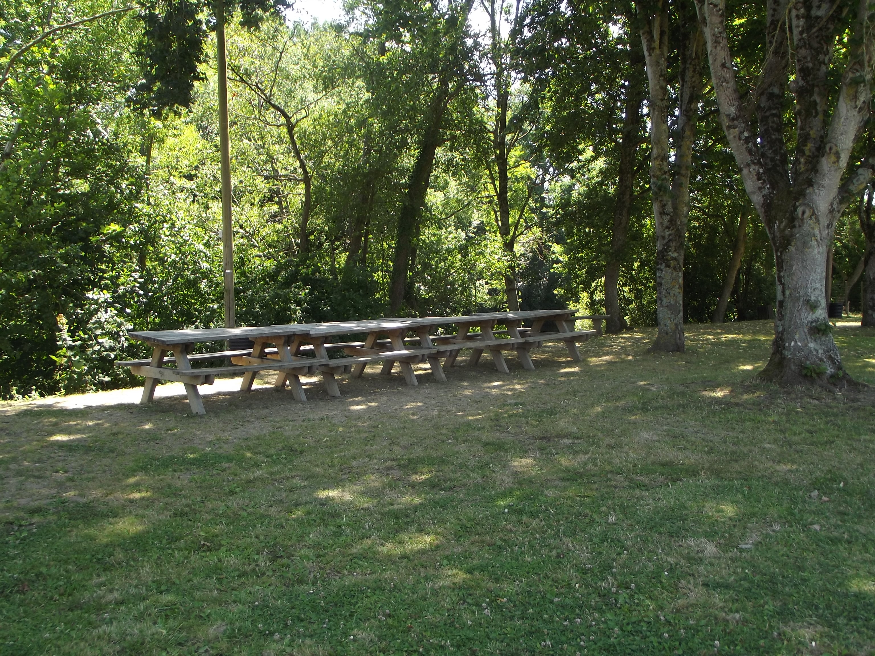 Tables de pique-nique le long de la rivière