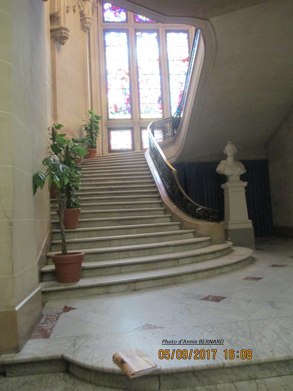 Bel escalier de l'Hôtel de ville de Calais