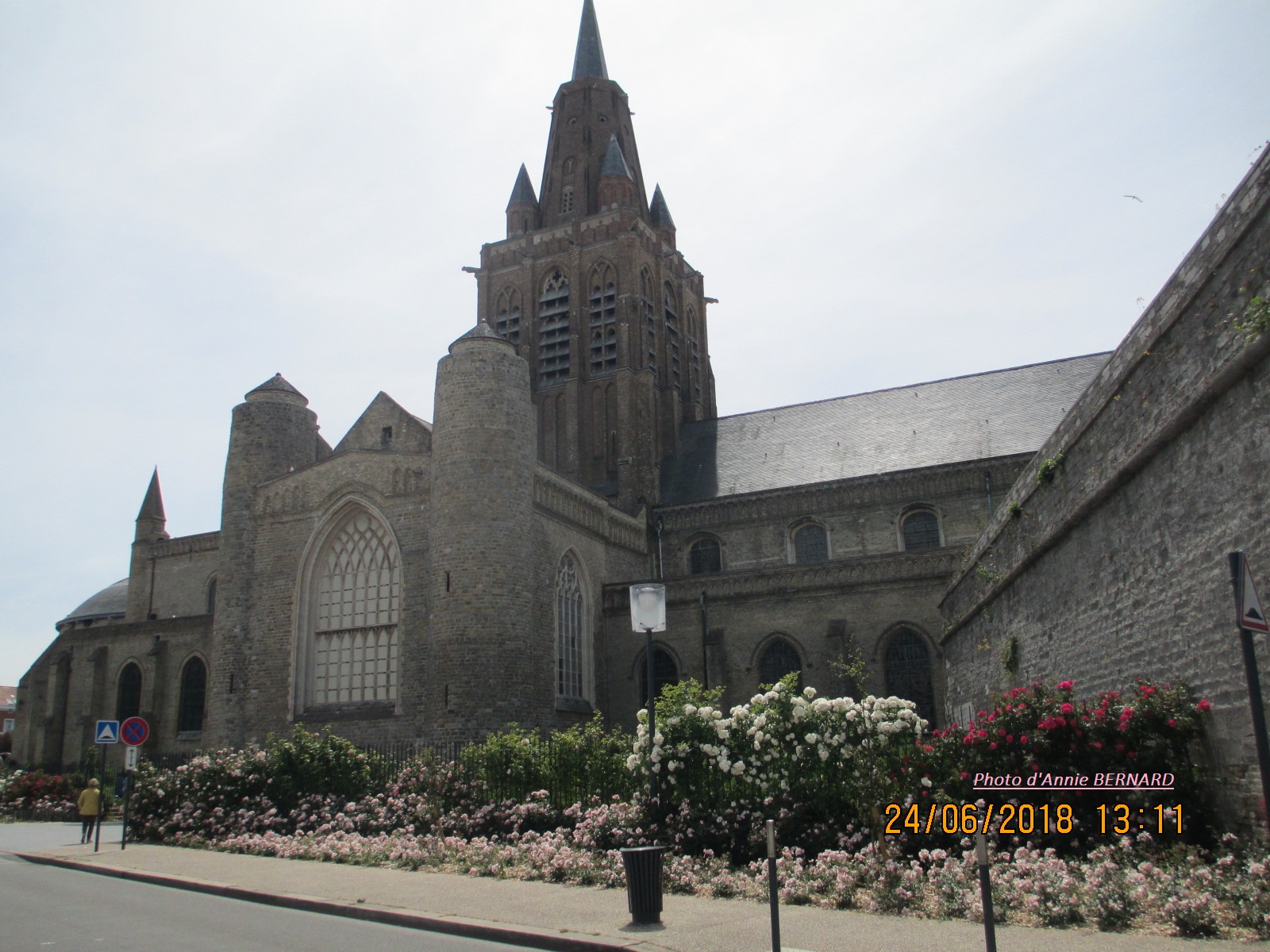 Eglise Notre-Dame de Calais agréablement fleurie