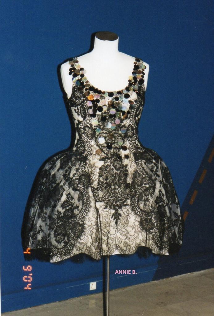  Jolie robe en dentelle exposée au musée des Beaux Arts de Calais en 2004