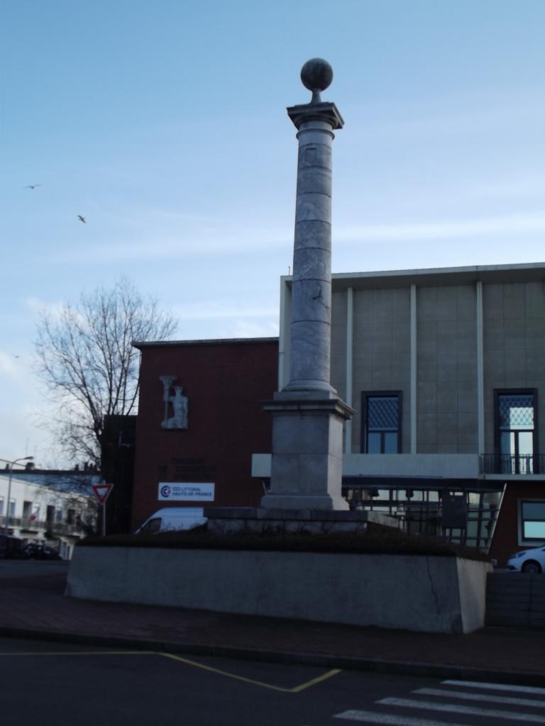 Quartier du Courgain Maritime, la colonne Louis XVIII et la chambre du commerce