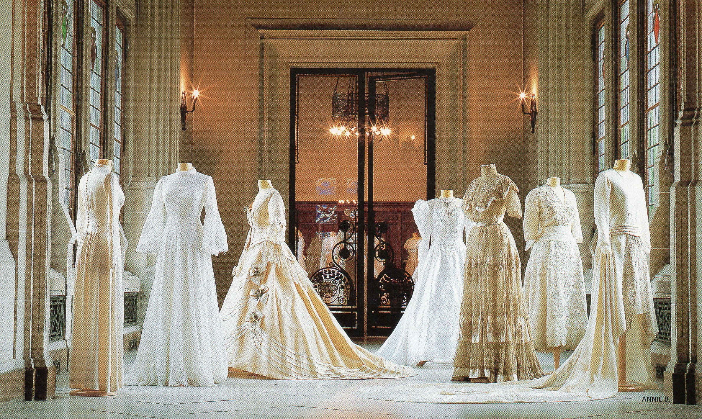 A la mairie de Calais en 1998, belle expo de robes de mariées en dentelle