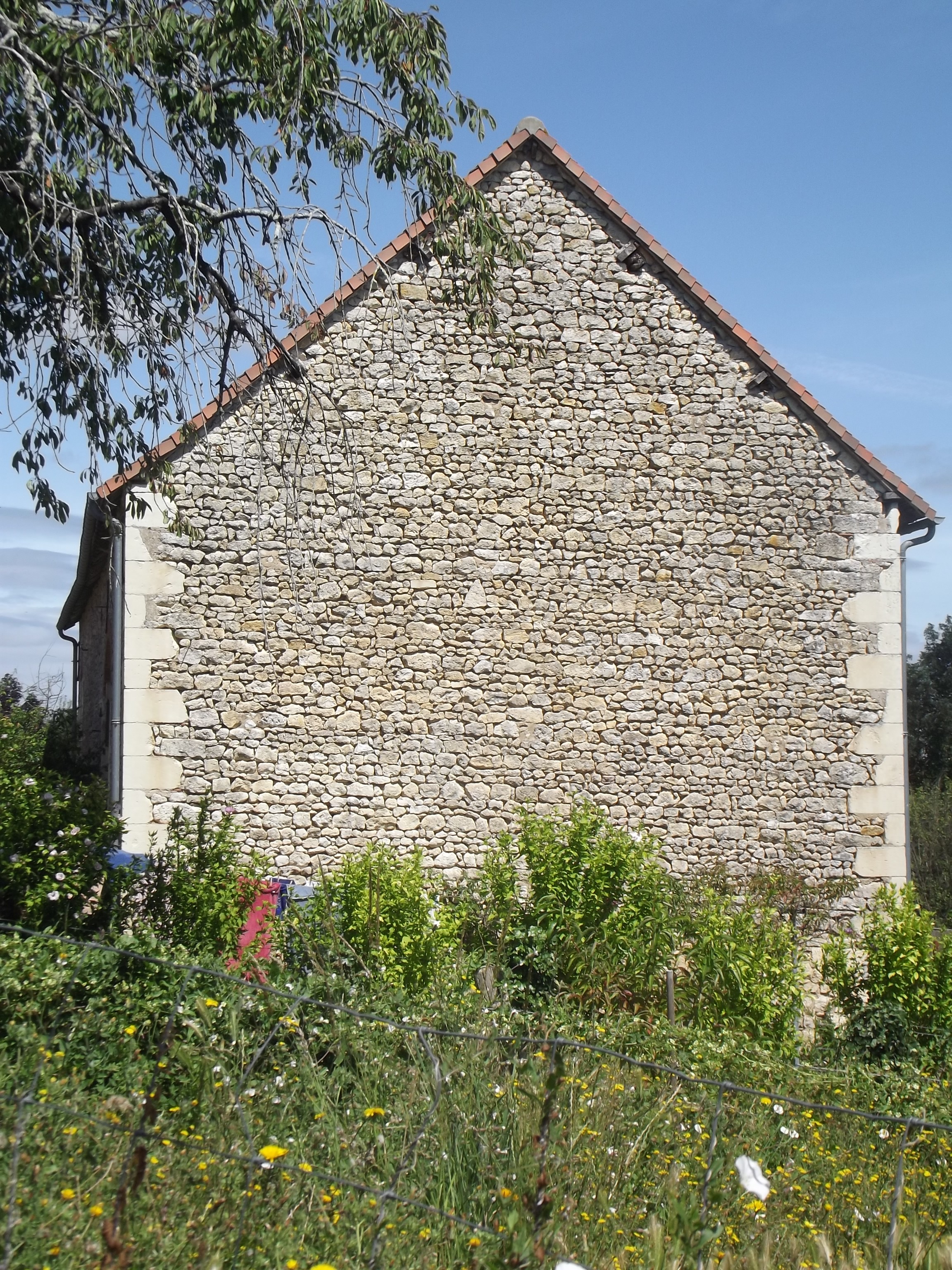Un mur avec des pierres du pays