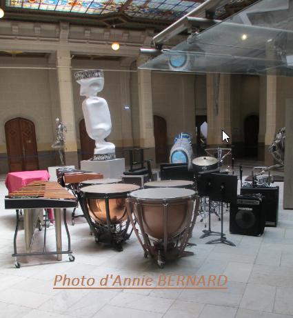 Instruments de musique dans le hall de la mairie