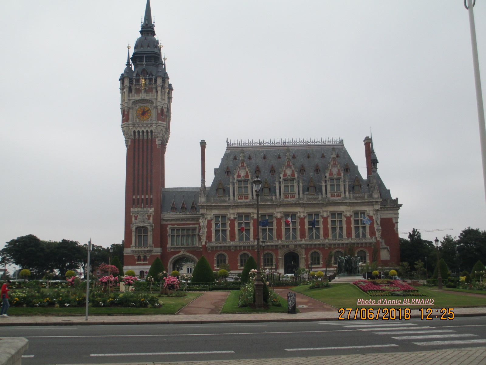 L'Hôtel de ville de Calais et ses rosiers