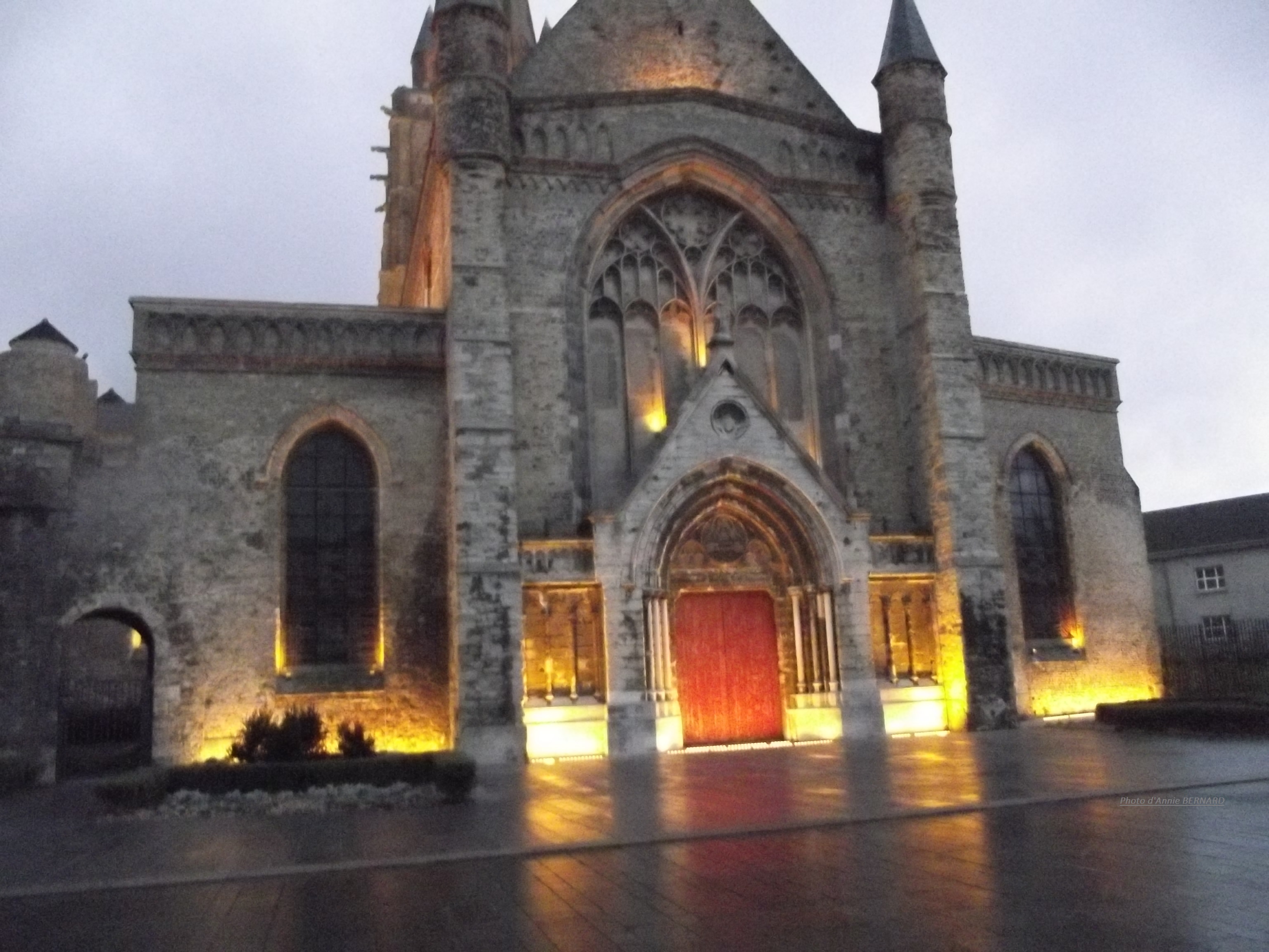 Extérieur de l'église Notre-Dame illuminé